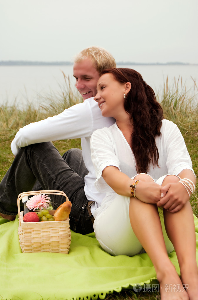 肩并肩地看着浪漫的野餐