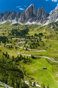 多洛米蒂山风景与山区公路。意大利