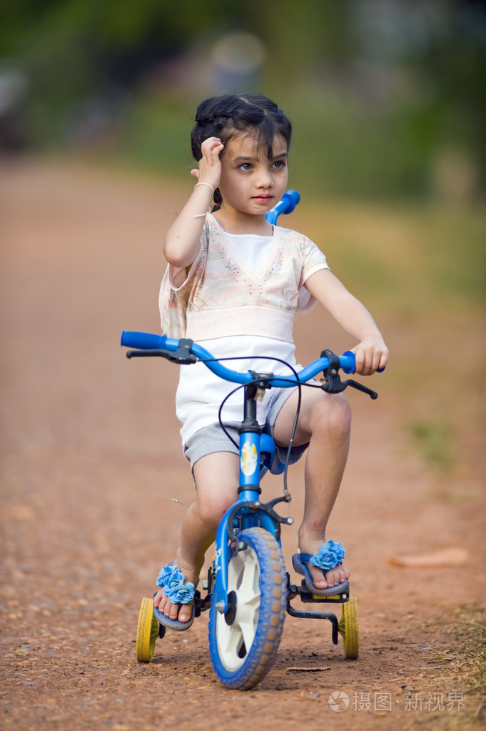 漂亮的泰国印度女孩骑自行车