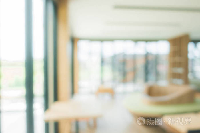 的学生;模糊的视线的初级班室没有孩子或老师在校园里的桌子和椅子