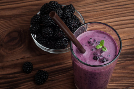 黑莓 jogurt 冰沙在玻璃和新鲜浆果系列