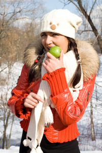有趣的女孩在户外吃苹果