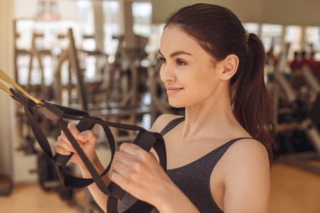年轻女子运动锻炼在健身房健康的生活方式