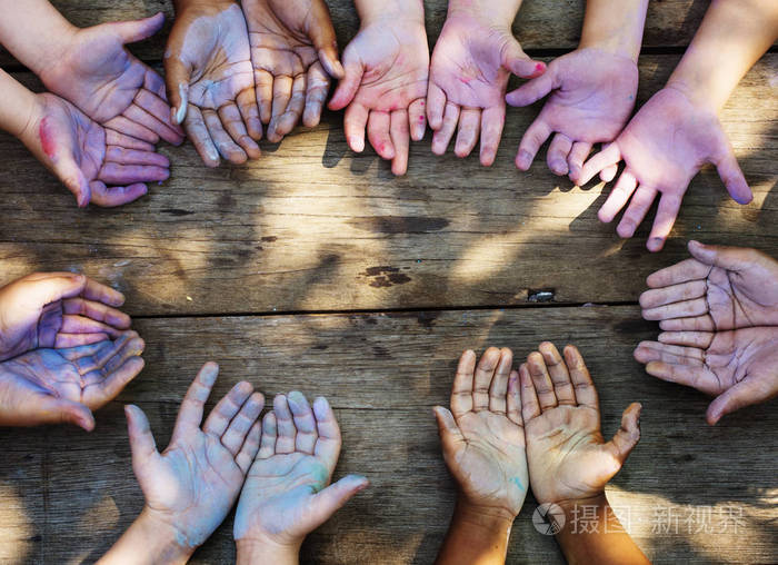 从粉笔画画的脏孩子手