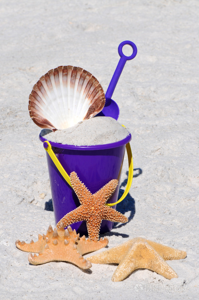带海星的沙滩桶