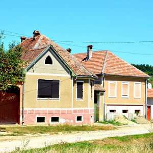 典型的农村景观和农民住宅的村庄 MerghindealMergenthal