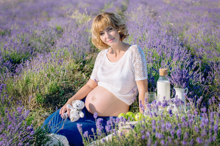 年轻孕妇在薰衣草田地