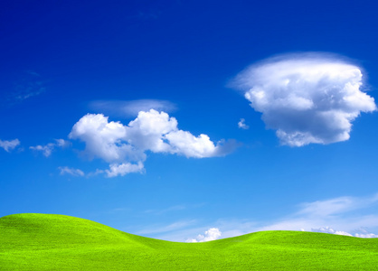 绿色的风景和多云的天空