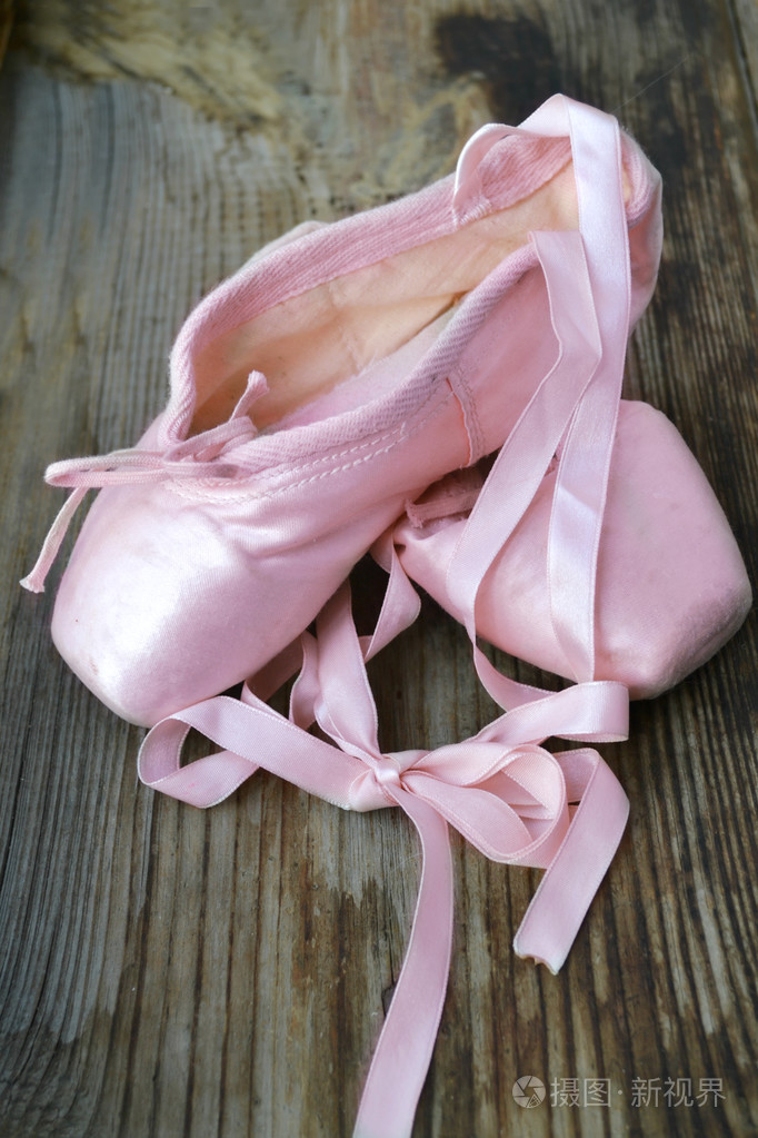 老戴粉红色的足尖鞋芭蕾舞