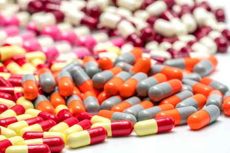 多彩的抗生素胶囊丸对白色背景，药物阻抗的概念