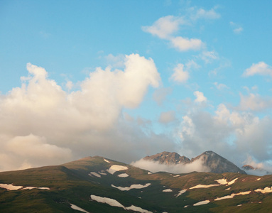 山，山岳 mountain的名词复数  山脉 群山