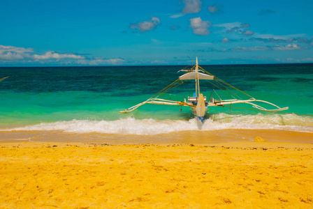 船停靠在沙滩上，长滩岛，菲律宾