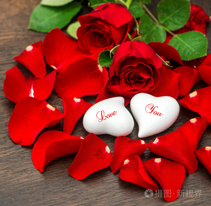 红玫瑰和两颗心情人节装饰爱你