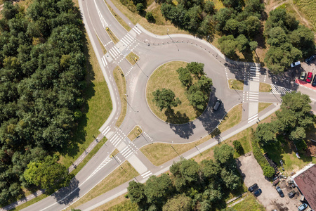 鸟瞰图的迂回道路照片