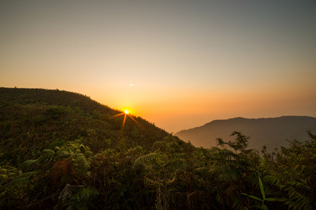 夕阳背后的山