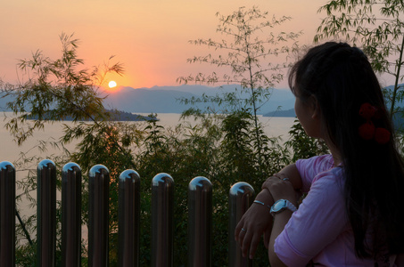 幸福的年轻女人站看湖落日