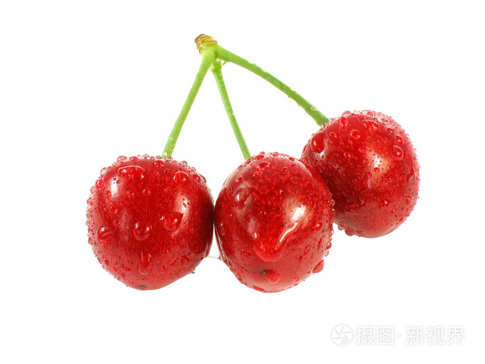 三颗红樱桃在水滴里