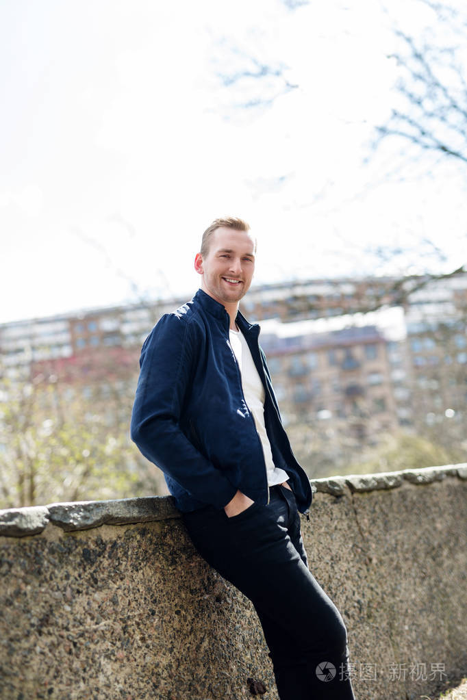 外面在城市公园的微笑有魅力的男人照片-正版商用图片00sdgn-摄图新
