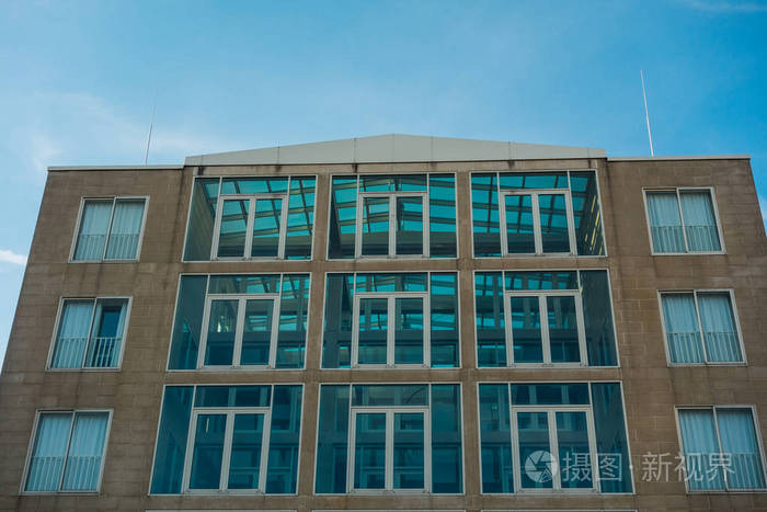 旧的老式的玻璃办公大楼