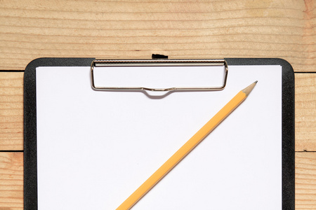 黑记录板与白皮书照片