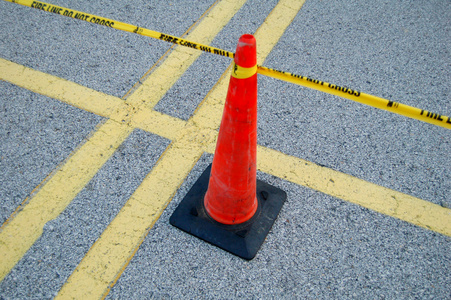 火灾现场的警戒线,(草原,森林等的)火灾最前线照片