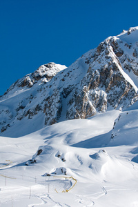 白雪覆盖的群山