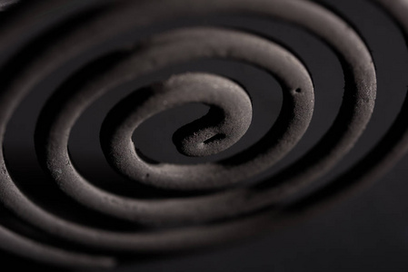 黑色背景蚊香照片