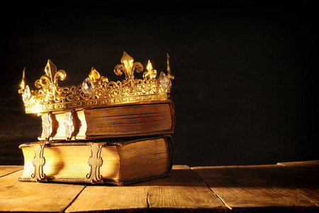 低的女王国王关键旧书上的皇冠。老式过滤。幻想中世纪时期