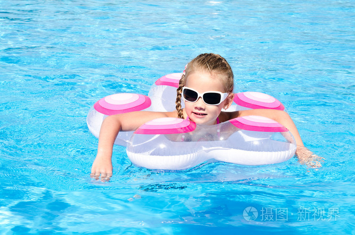 可爱的小女孩在游泳池