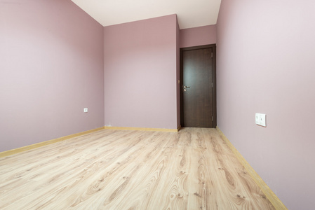 带门的空紫色房间包括裁剪路径