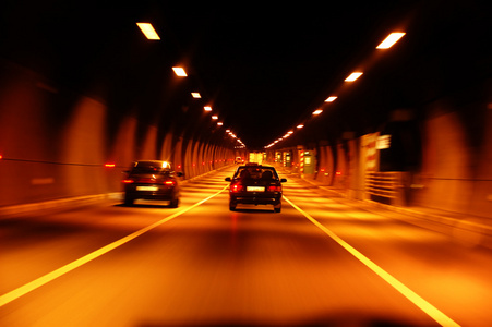 夜间高速公路隧道