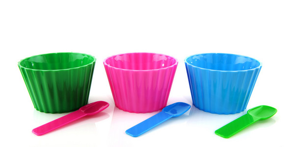 五颜六色的塑料杯，勺子