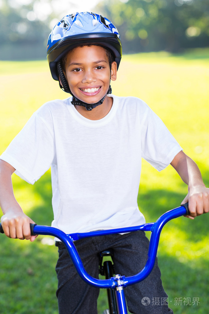 印度男孩骑自行车