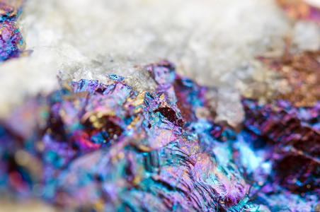 斑铜矿，也被称为孔雀矿石，是一种硫化矿物