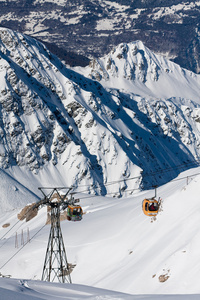 高山滑雪场缆车图片