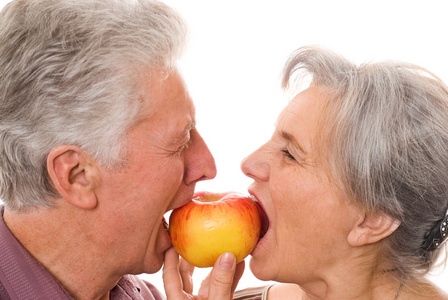 一对老夫妇吃苹果