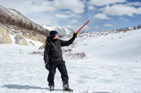 徒步旅行者在雪山山顶上停留和欣赏美丽的景色