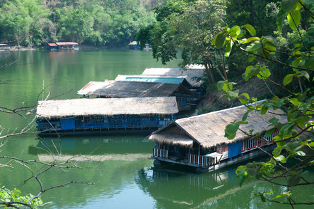 在泰国北部湖上漂浮的房屋