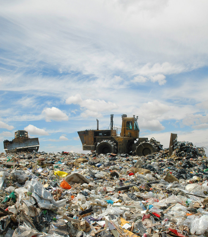 垃圾场上的推土机