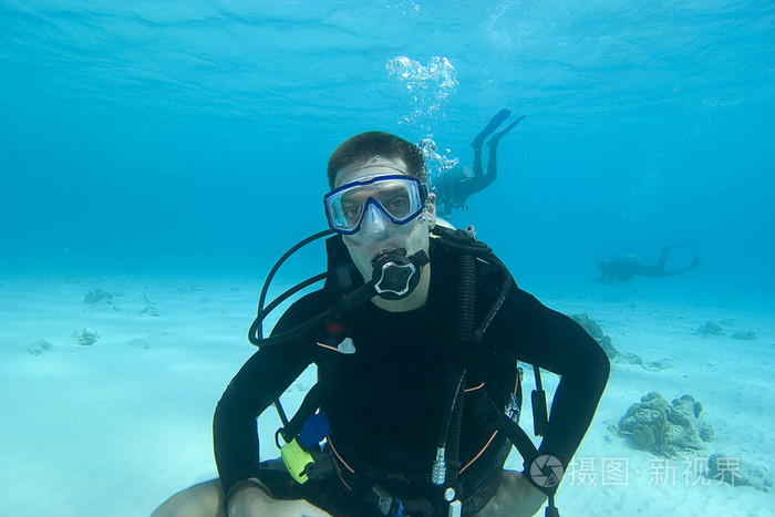 带水肺的潜水员