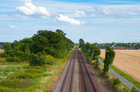 铁路在附近城市的沃尔的丹麦乡村