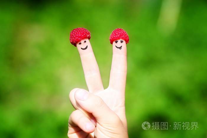 对幸福的夫妻手指有覆盆子和刻画的微笑
