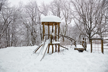 白雪皑皑的操场上