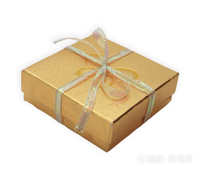 白色背景的金盒子里的礼物