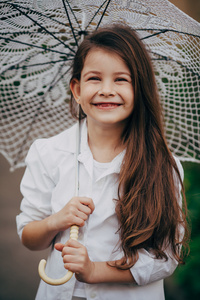 小女孩用花边伞