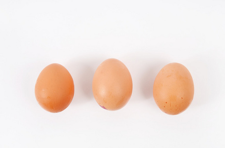三个白色背景的鸡蛋