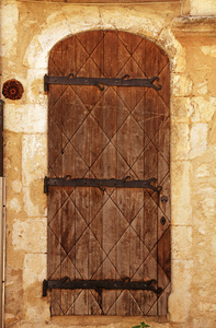 在农村的石头墙的房子，普罗旺斯的中世纪门