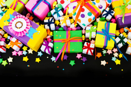 彩色的礼品盒用五彩缤纷的彩带。圣诞节的礼物或
