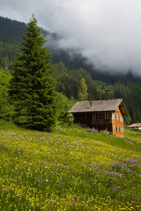 山间小屋与云图片