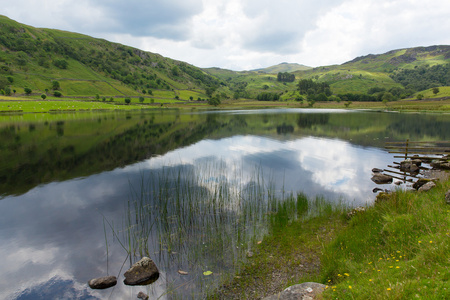 watendlath 塔恩西湖区坎布里亚郡英格兰湖区和 thirlmere 山谷靠近德文特河水源之间